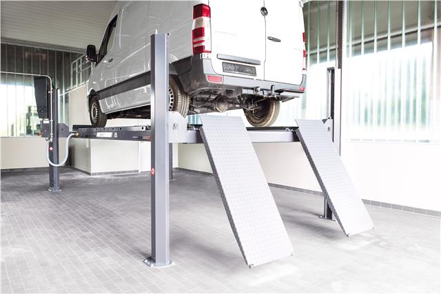 Četvorostubna dizalica 4,0 t sa elektro-hidrauličnim pogonom, ulaznim pragom 145 mm za reglažu trapa; ojačane platforme za stabilan rad MAHA