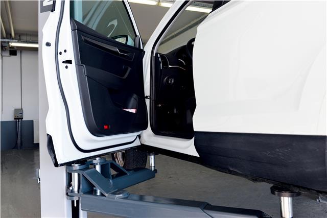 Dvostubna dizalica nosivost 3,5 t sa trostrukom sigurnošću; rotacija stubova pod 45° obezbeđuje lakši pristup vozilu; za putnička i laka dostavna vozila, asimetrični stubovi MA STAR 3.5 A MAHA