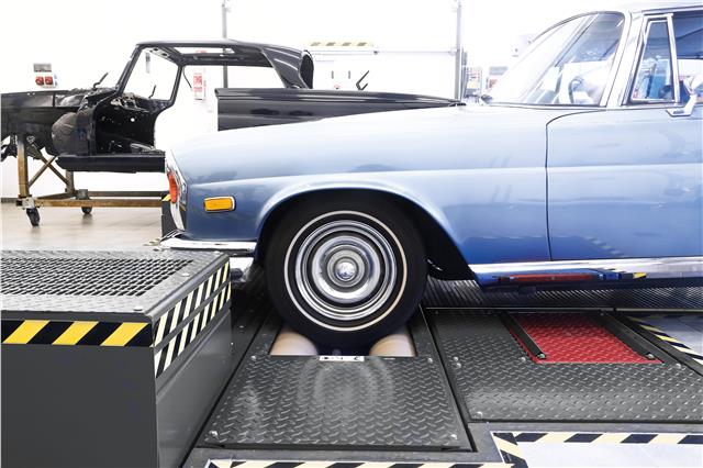 Uređaj za ispitivanje kočnica do 3,5 t sa EUROSYSTEM softverom; automatsko merenje sile i balansa kočenja, izveštaj spreman za tehnički pregled MAHA