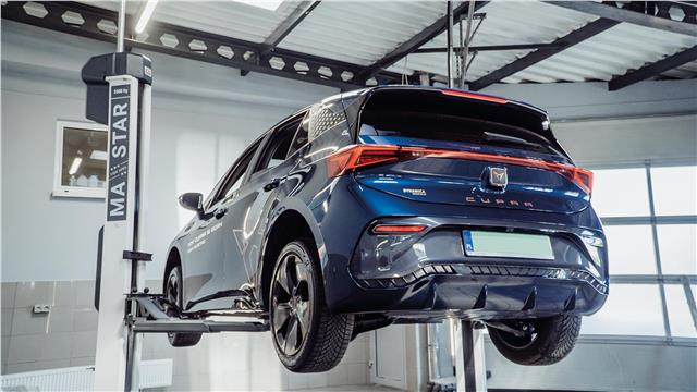 Dvostubna dizalica nosivost 3,5 t sa trostrukom sigurnošću; rotacija stubova pod 45° obezbeđuje lakši pristup vozilu; za putnička i laka dostavna vozila, asimetrični stubovi MA STAR 3.5 A MAHA