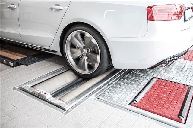 Uređaj za ispitivanje kočnica do 3,5 t sa EUROSYSTEM softverom; automatsko merenje sile i balansa kočenja, izveštaj spreman za tehnički pregled MAHA