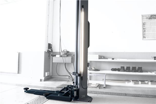 Dvostubna dizalica 5,5 t sa trostrukom sigurnošću, H-profil stubovima i kontrolom rada uz LED signalizaciju; za putnička i laka dostavna vozila MAHA