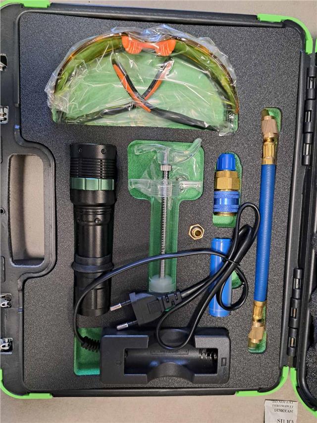 Set za detekciju gubitka pritiska u klimatizacionom i rashladnom sistemu UV lampa,UV naočare,punjive baterije,adapter,špric,produženi adapter,punjač JBM