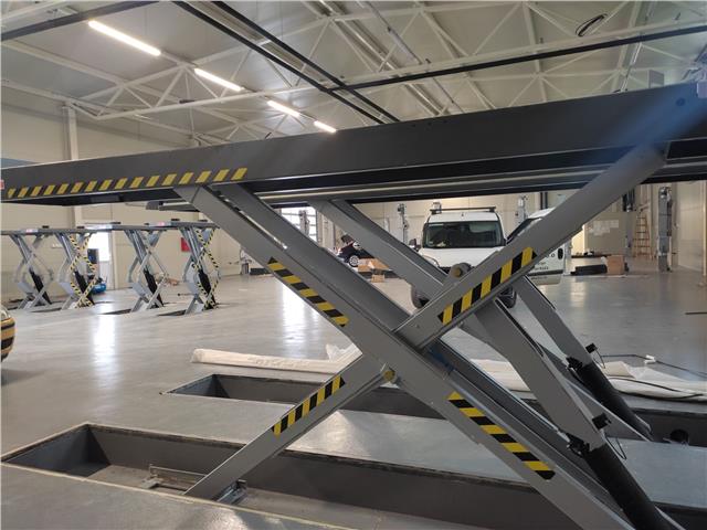 Dizalica makazasta ukopavajuća, elektro-hidraulična za reglažu trapa nosivsti 4200 kg SPACE
